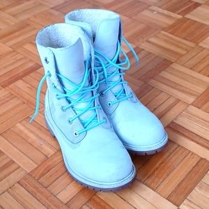 Timberland light blue fleeced boots